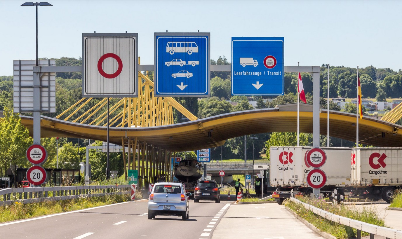 Grenzgänger am Zoll zwischen Deutschland und Schweiz – Steuererklärung“