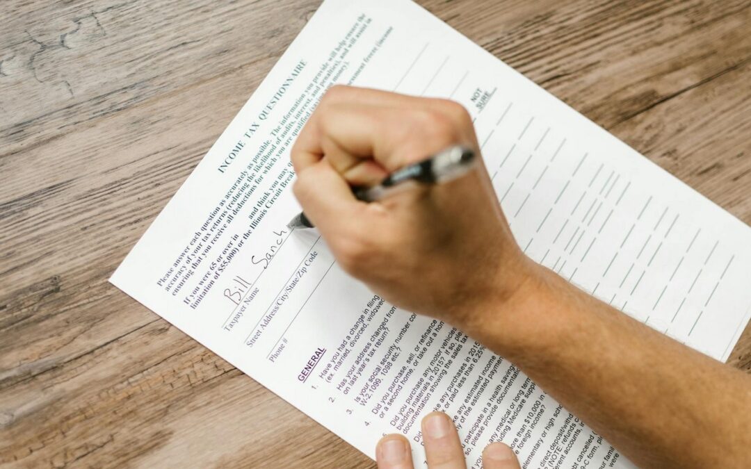 Steuerexperte füllt Steuererklärung für Mandanten aus, um Fehler zu vermeiden und Steuern zu sparen.