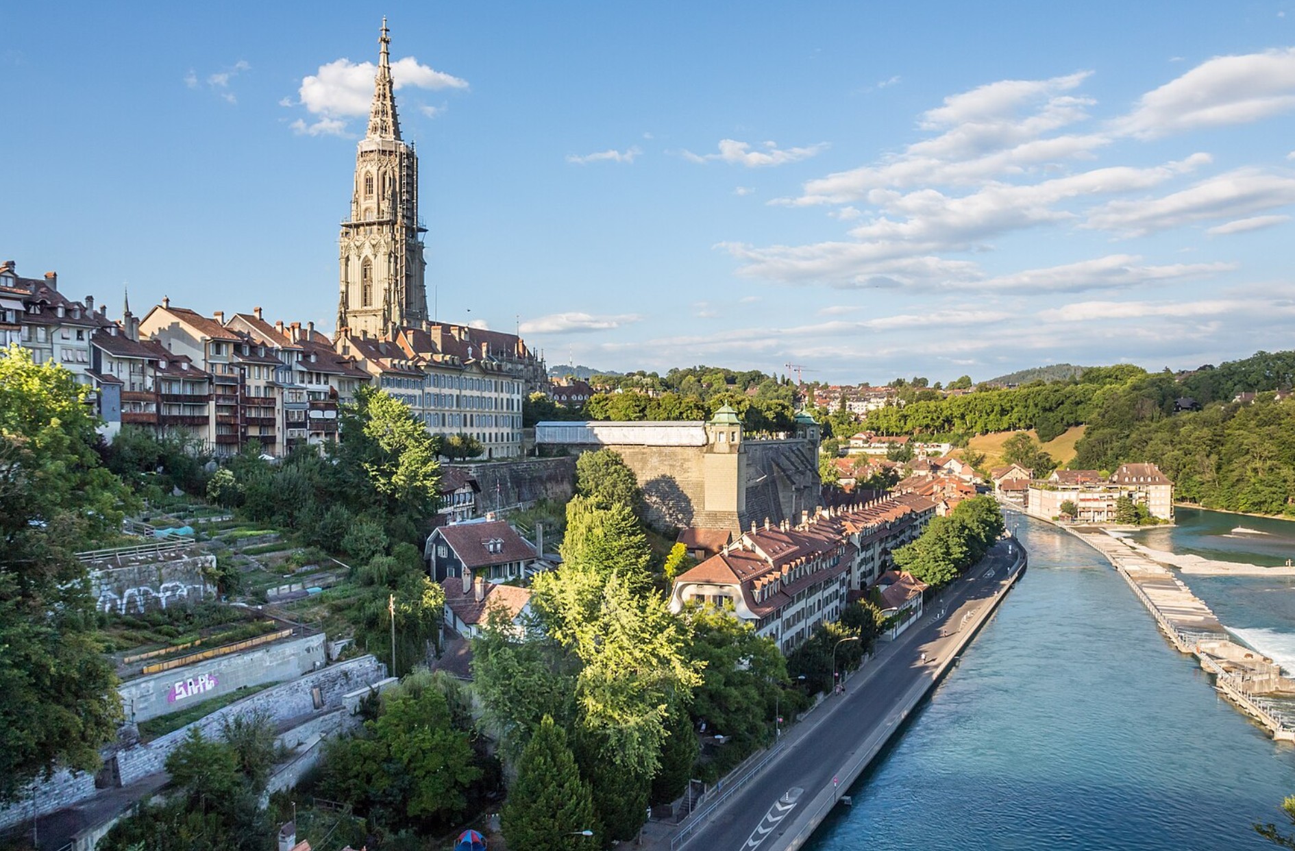 Panorama von Bern mit dem Berner Münster und der Aare an einem sonnigen Tag