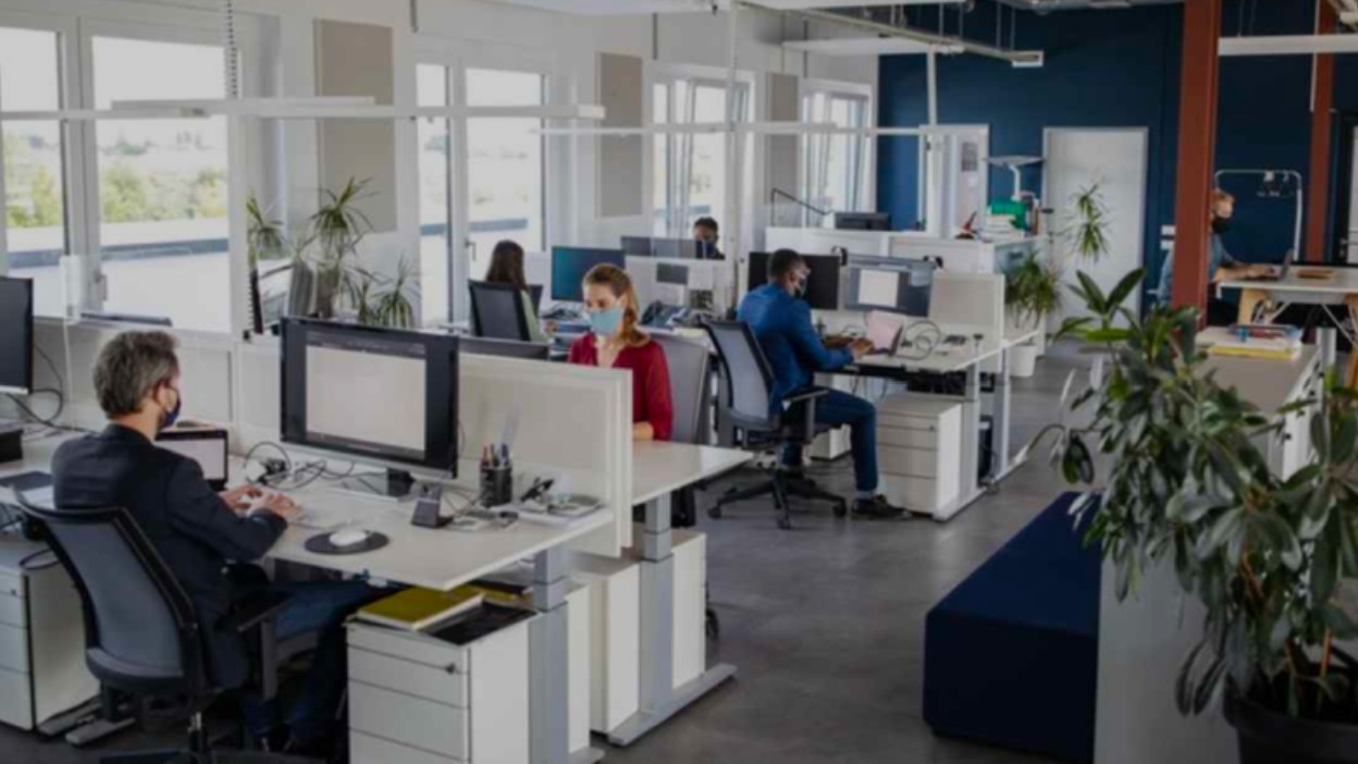 Modernes Büro mit Schreibtisch, Laptop und Dokumenten – Arbeitsplatz für Steuererklärung und Berufsauslagen in der Schweiz